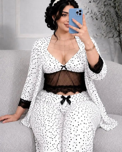 بيجامة أنيقة بتصميم منقط راقٍ  مع توب بالدانتيل وروب خفيف وبنطال مريح